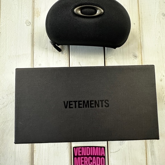 VETEMENTS SS19 SPIKED SHIELD OAKLEY 200 SHADES SUNGLASSES : BLACK - Picture 11 of 16